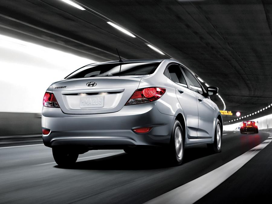  Hyundai Accent Sedan 2011 года  (US) (фото 15 из 23)
